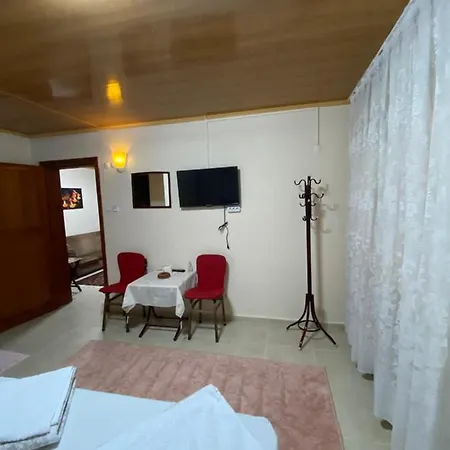 Elmas Hostel *